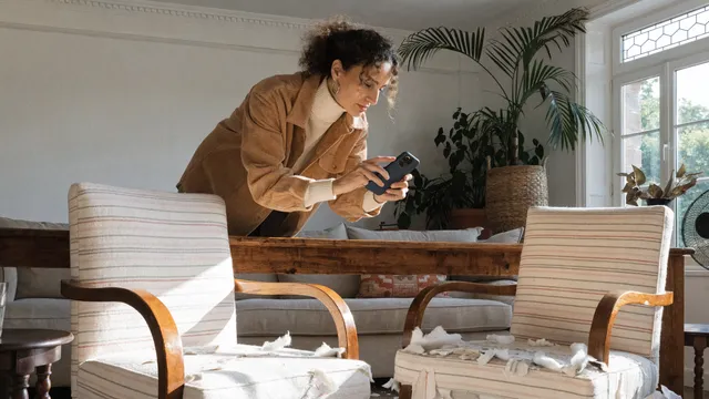Anfitrión documentando daños en departamento de Airbnb en Buenos Aires para reclamo AirCover