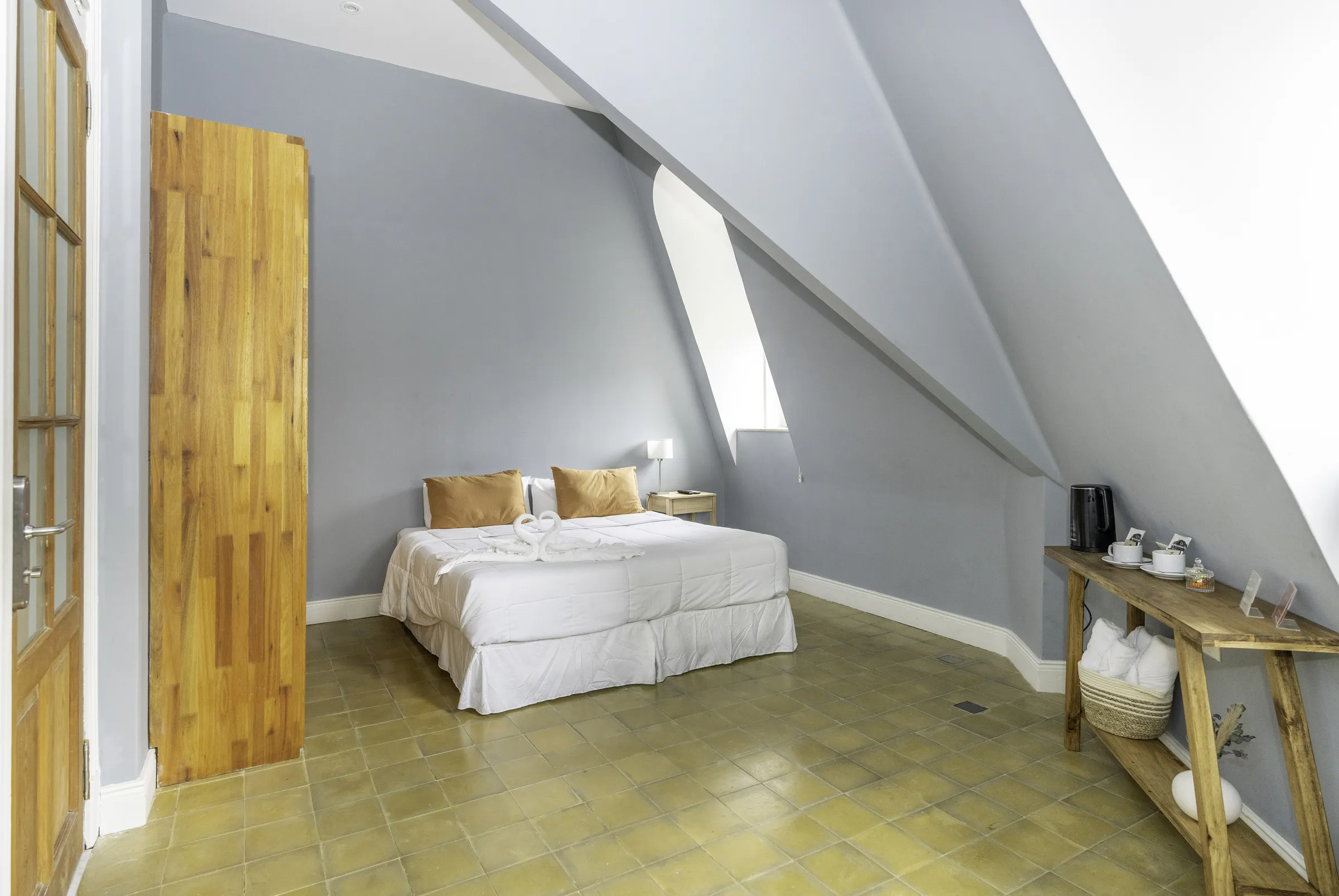 Habitación amplia de Riobamba Suites con cama doble y espacio de trabajo