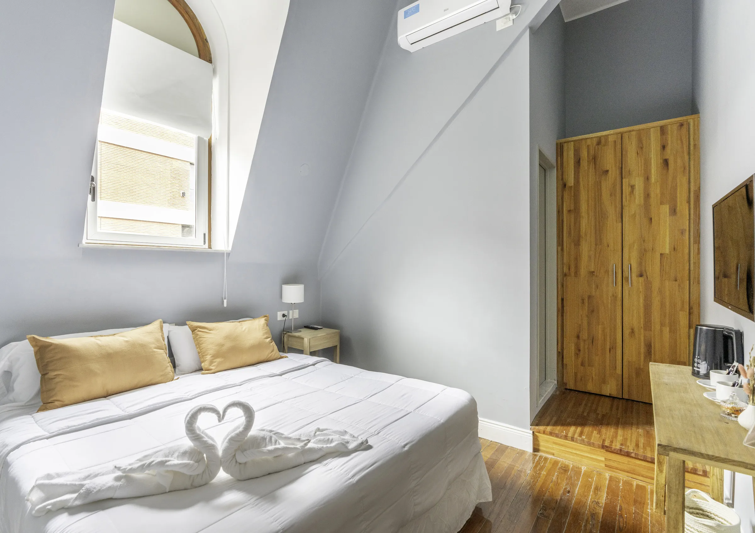 Habitación doble de Riobamba Suites preparada para huéspedes