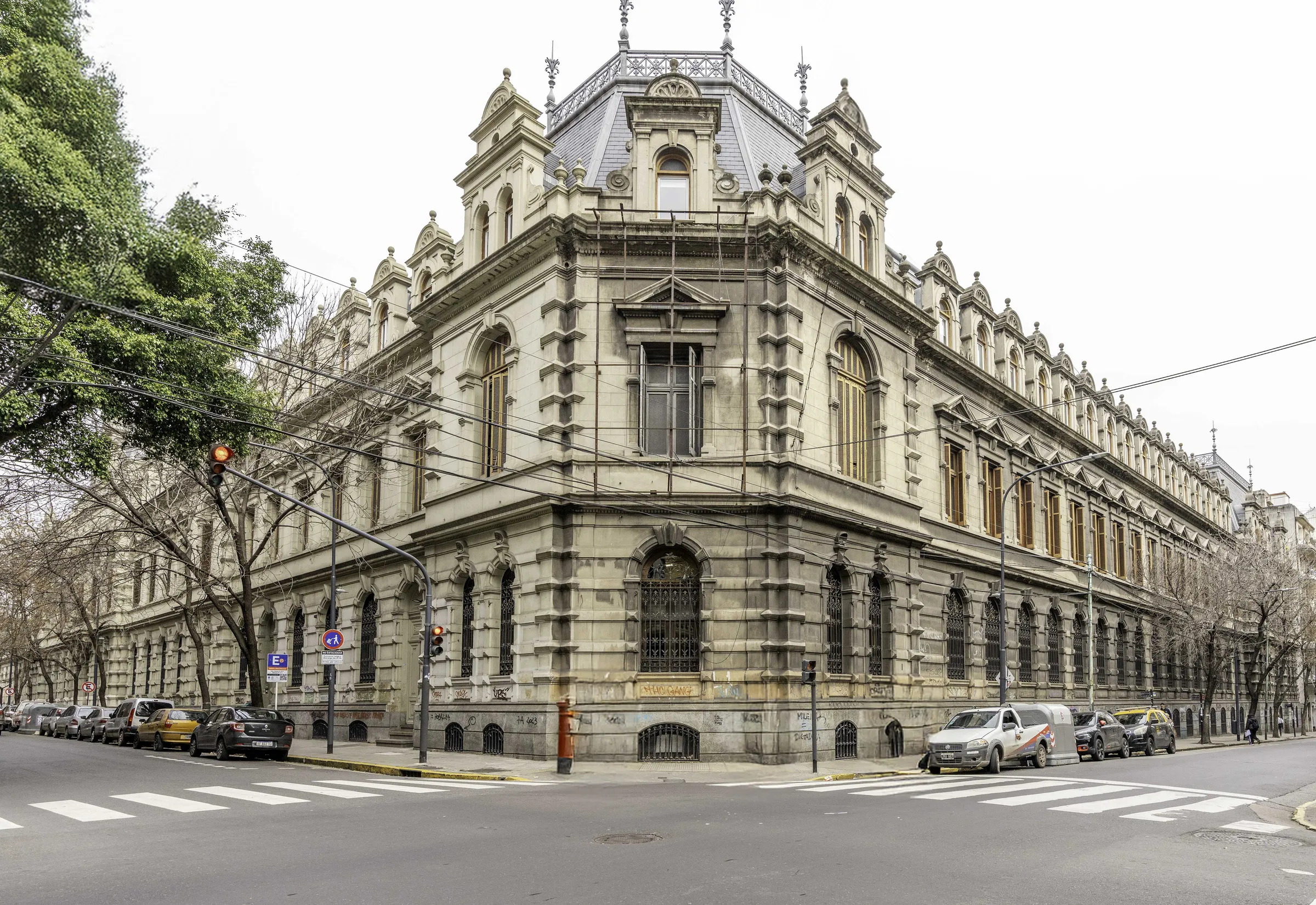 Exterior del edificio donde funciona Riobamba Suites en Buenos Aires