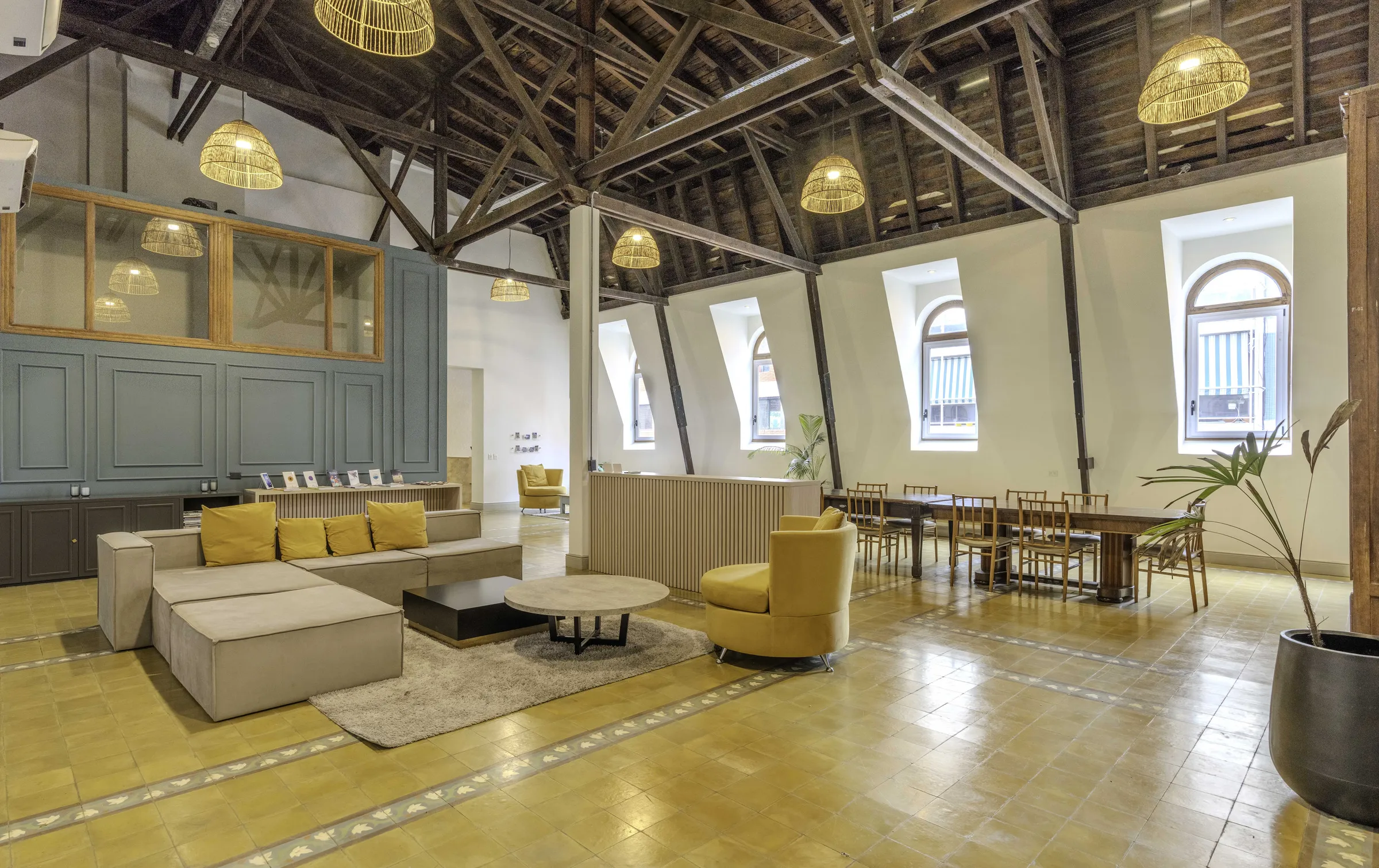 Salón común de Riobamba Suites con área de estar y mesas