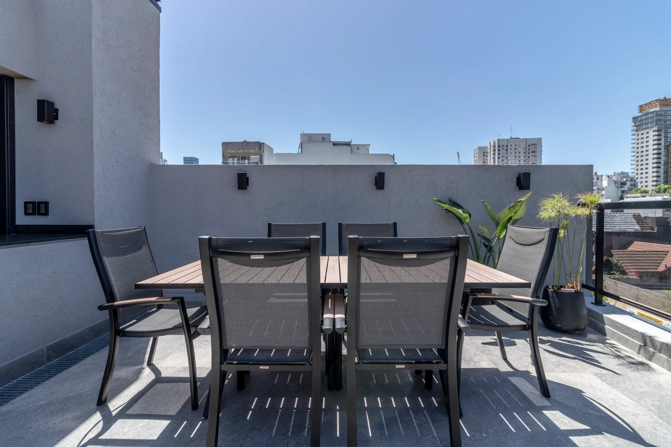 Terraza de Stay In Soho con mesa y vista urbana